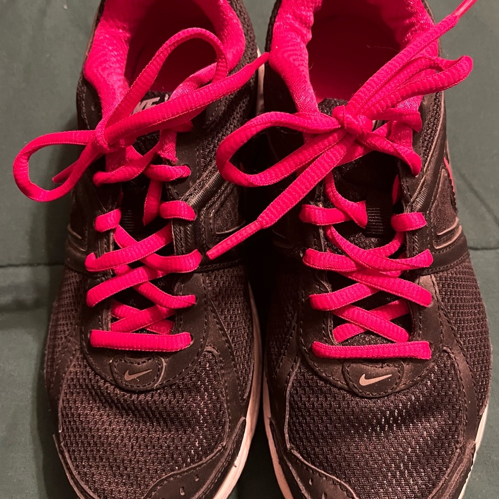 Women’s Nike Dart 9 black/bright pink size 7 shoes, smoke free, bundle & save